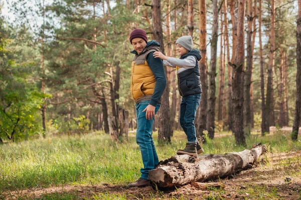 Père et fils dans la forêt — Photo