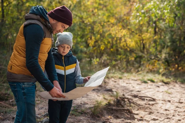 Vater und Sohn mit Karte im Wald — Stockfoto