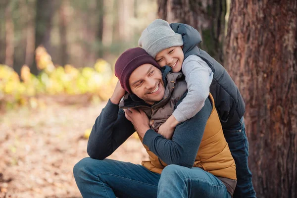 Far och son kramas i skogen — Stockfoto