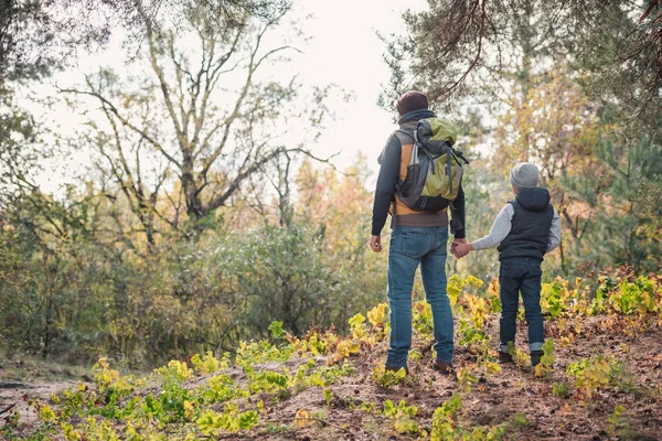 Pai e filho caminhando juntos — Fotografia de Stock