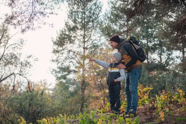 Baba ve oğul birlikte hiking — Stok fotoğraf