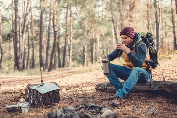 Uomo che beve tè nella foresta — Foto Stock