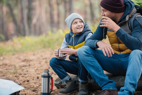 Far och son dricka te i skogen — Stockfoto