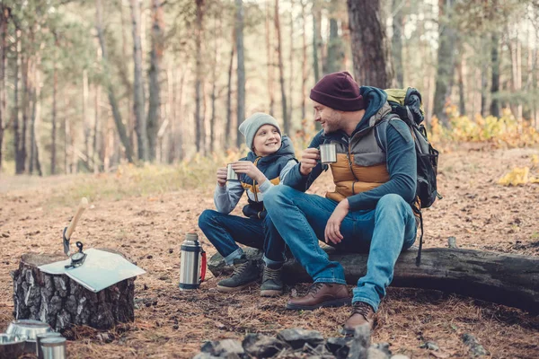 Pai e filho bebendo chá na floresta — Fotografia de Stock