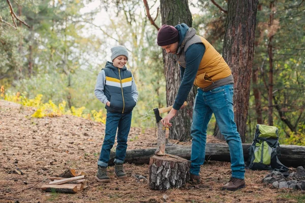 Père et fils coupant du bois de chauffage — Photo