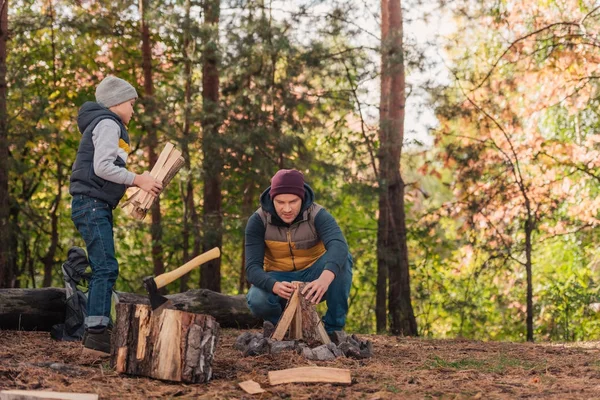 Vater und Sohn hacken Brennholz — Stockfoto