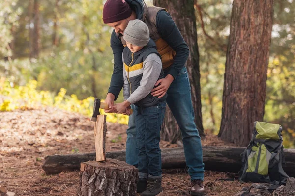 Padre e hijo cortando leña — Foto de Stock