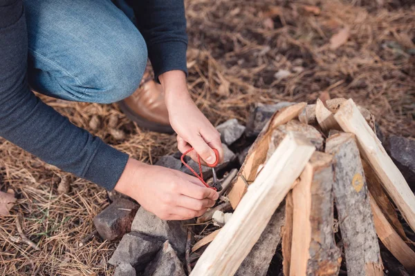 Man kindling bonfire — Stock Photo, Image