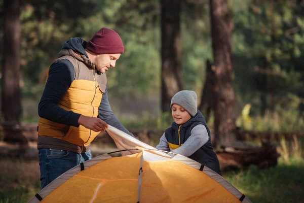 Padre e figlio piantano la tenda — Foto Stock