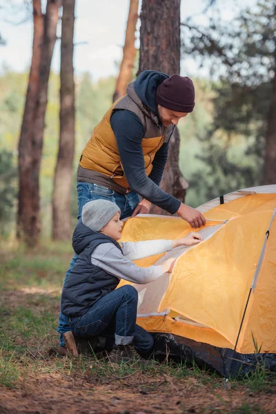 Père et fils dressant une tente — Photo