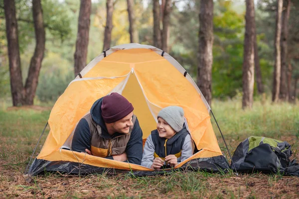 Apa és fia fekvő sátor — Stock Fotó