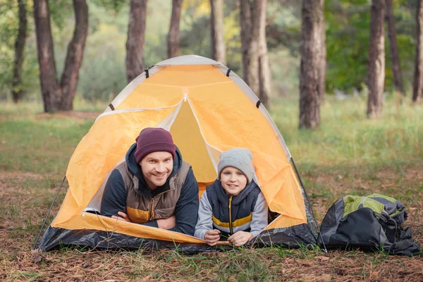 Father and son lying in tent — Stock Photo, Image