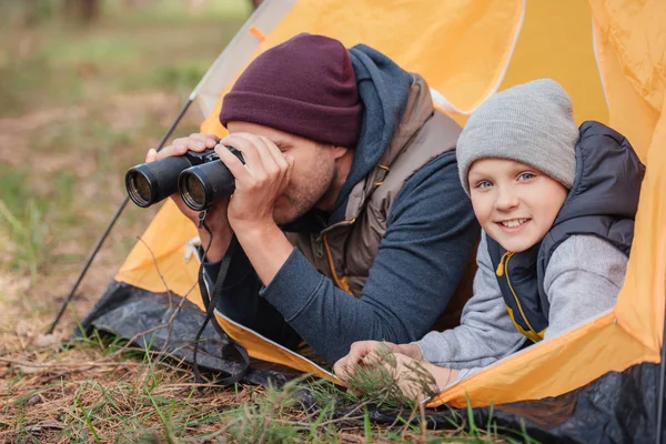 Padre e hijo con prismáticos en tienda — Foto de Stock