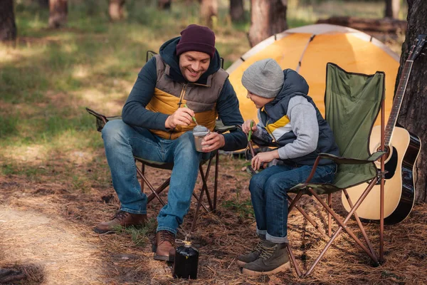 Far och son äta i skogen — Stockfoto