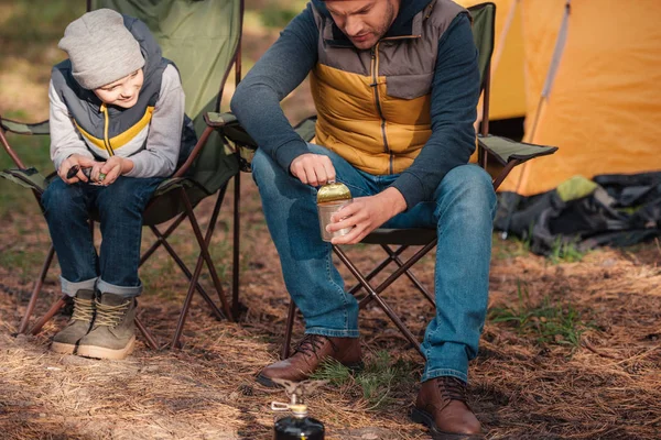 Far och son äta i skogen — Stockfoto