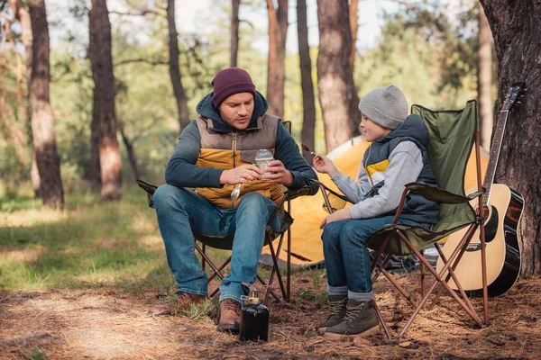 Father and son eating in forest — Stock Photo, Image