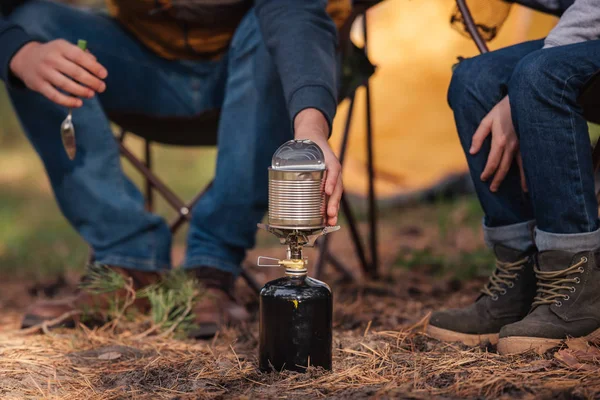 Vater und Sohn essen im Wald — Stockfoto