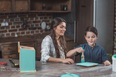 Anne ve oğlu boyama kuş yuvası