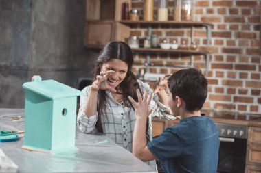 Anne ve oğlu kirli ellerle oynama