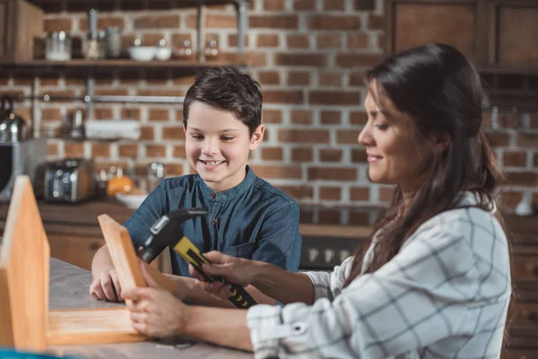 Mother and son building birdhouse — Stock Photo, Image