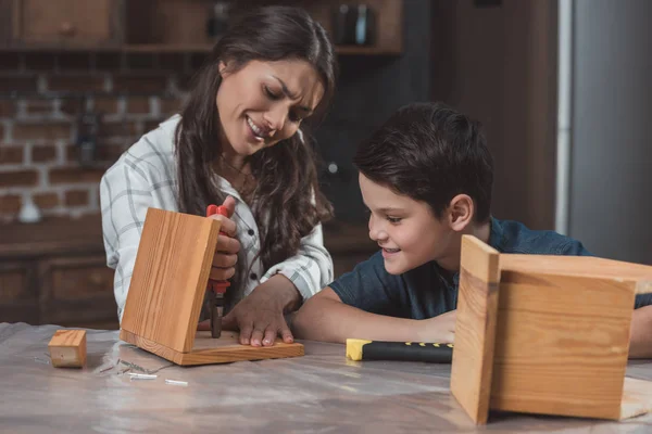 Madre e hijo construyendo pajarera — Foto de Stock