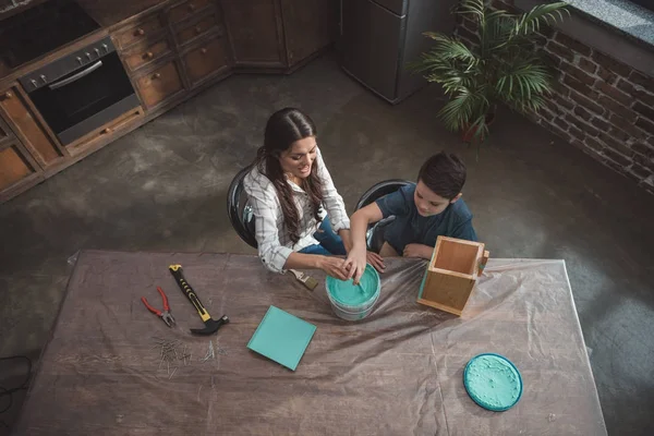 Family painting wooden birdhouse — Stock Photo, Image