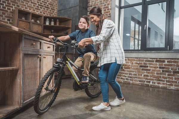 Montar en bicicleta —  Fotos de Stock