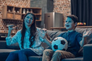 Heyecanlı anne ve oğlu futbol izlerken