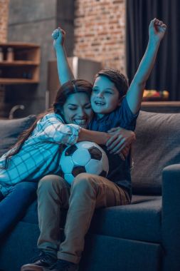Anne ve oğlu futbol izlerken sarılma