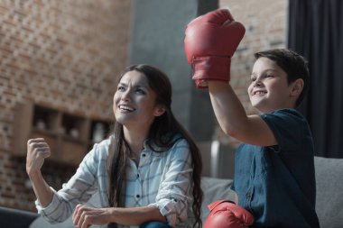 Aile izlerken boks maçı tezahürat