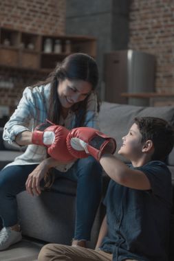 Anne ve oğlu boks eldivenleri fistbumping içinde 