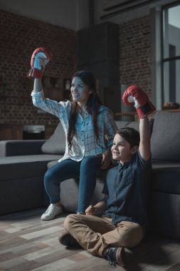 İzlerken maç ailesinde boks eldiven