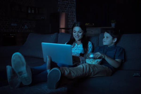 Familie schaut Film auf Laptop — Stockfoto