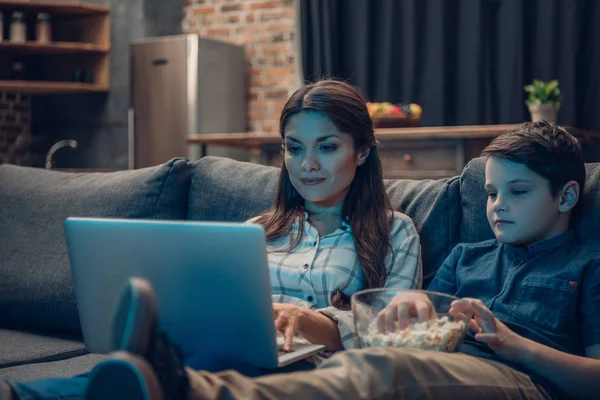 Familjen titta på film på laptop — Stockfoto