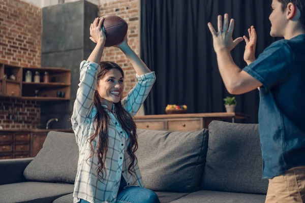 Mãe jogando futebol para filho — Fotografia de Stock