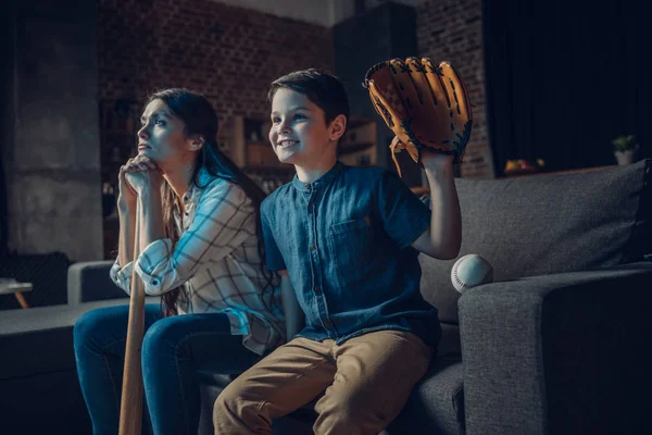 Семья смотрит бейсбол дома — стоковое фото