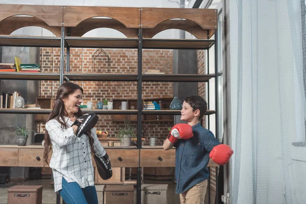 Mor och son praktiken boxning — Stockfoto