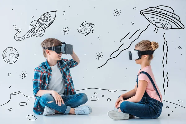 Dzieci za pomocą wirtualnej rzeczywistości zestawy słuchawkowe — Zdjęcie stockowe