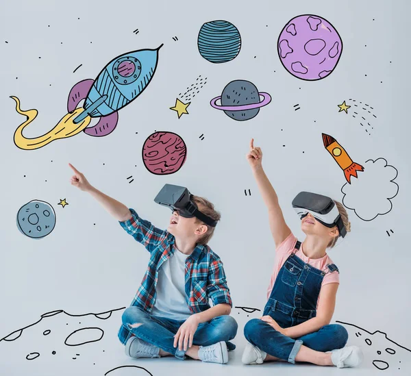Dzieci za pomocą wirtualnej rzeczywistości zestawy słuchawkowe — Zdjęcie stockowe
