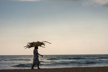 yaşlı kadın seashore tarafından yürüyüş