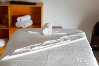 Masaj tablo üzerinde rulo havlu