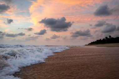 Tropik sahilde gün batımı