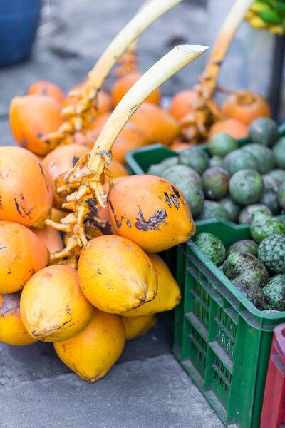 тропические фрукты на рынке
