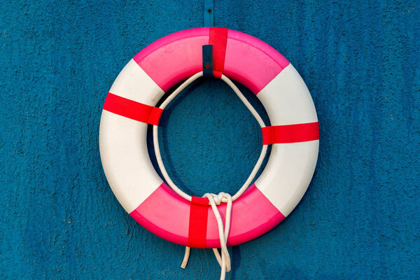 спасательный пояс на стене
