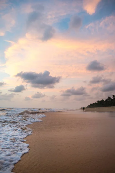 Coucher de soleil sur la plage tropicale — Photo