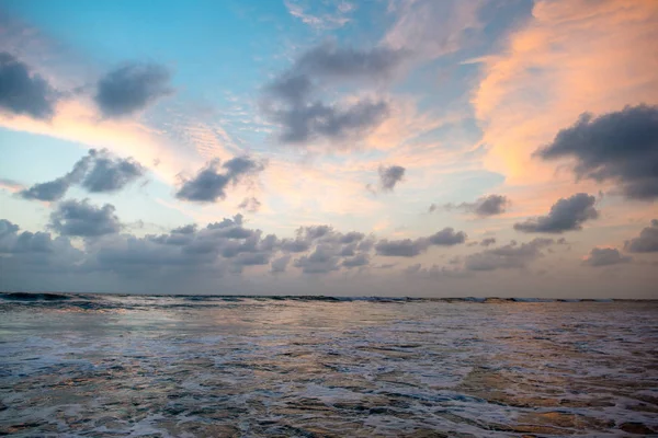 Sonnenuntergang Himmel über dem Meer — Stockfoto