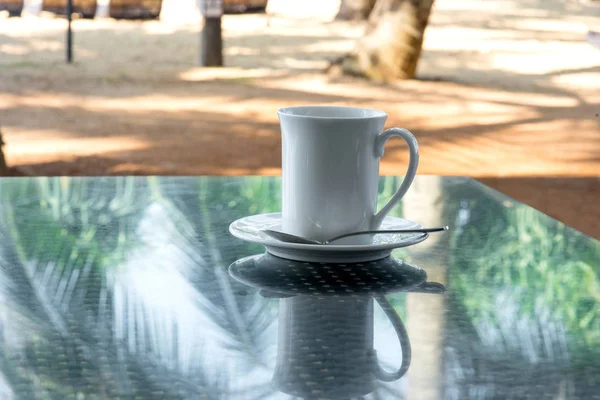 Taza de café en la mesa —  Fotos de Stock