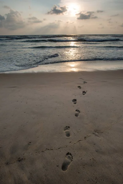 Fotspår på sandstrand — Stockfoto