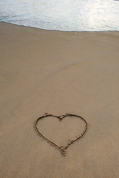 Sinal de forma de coração na areia — Fotografia de Stock