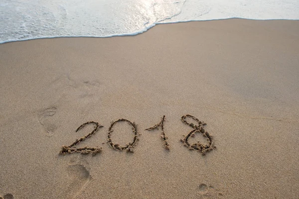 2018 sign di pantai berpasir — Stok Foto